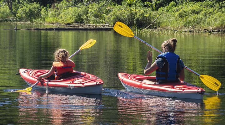 Deux personnes sur l'eau en kayak.